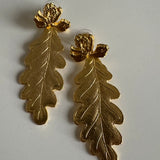 Aretes hojas y orquídea