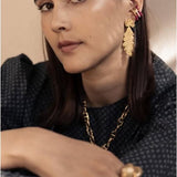 Aretes hojas y orquídea